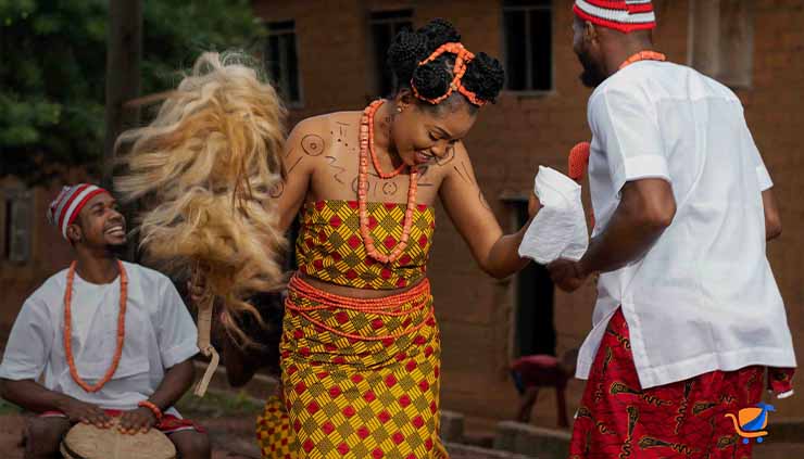 African couple in Traditional African Clothing dancing - Baobabmart